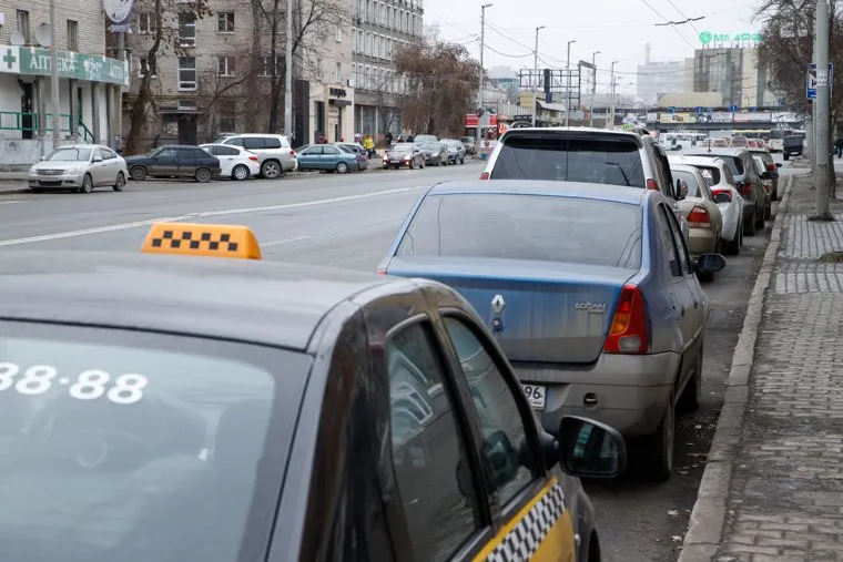 Выделеная полоса общественного транспорта на Малышева. Екатеринбург, такси, парковка, автомобили