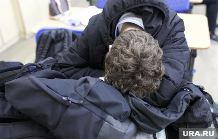 Одноклассники сняли со школьника носки и ботинки на перемене