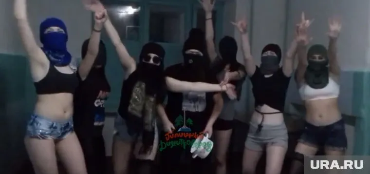 «Ребята, мы с вами!» — кричат девушки в конце ролика