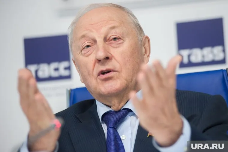 Эдуард Россель призвал не «кормить из бюджета» осужденных за педофилию