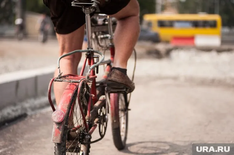 Злоумышленник гоняется за своими жертвами на велосипеде