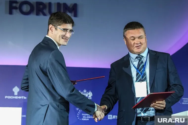 Андрей Саносян (слева) готовится приступить к своим новым обязанностям