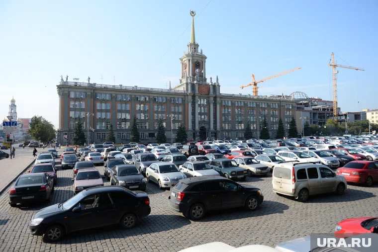 Парковка на площадь пока не вернется