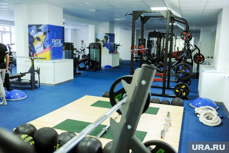 В спортклубе занимаются тяжелой атлетикой и пауэрлифтингом