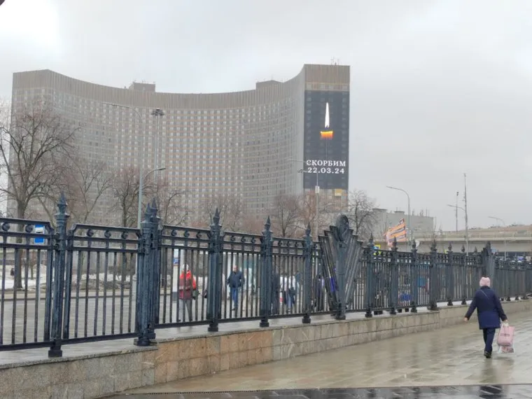 Траурные билборды. Скорбим. Крокус сити холл 