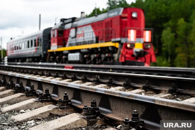 Водитель грузовика переезжал железнодорожные пути в запрещенном месте