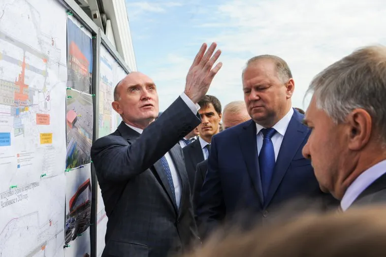 Осмотр полпредом президента Николаем Цукановым стройки в Челябинском аэропорту и строительство конгресс-холла Таганай. Саммит ШОС и БРИКС. Челябинск, указывает, дубровский борис, цуканов николай
