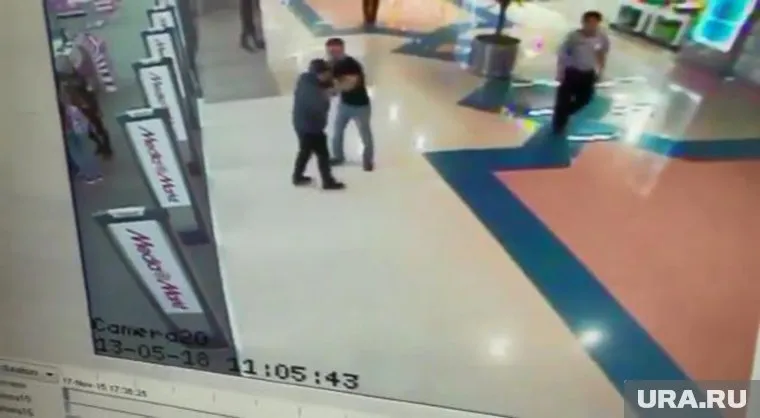 На видео хорошо видно, как охранник избивает парня с ДЦП