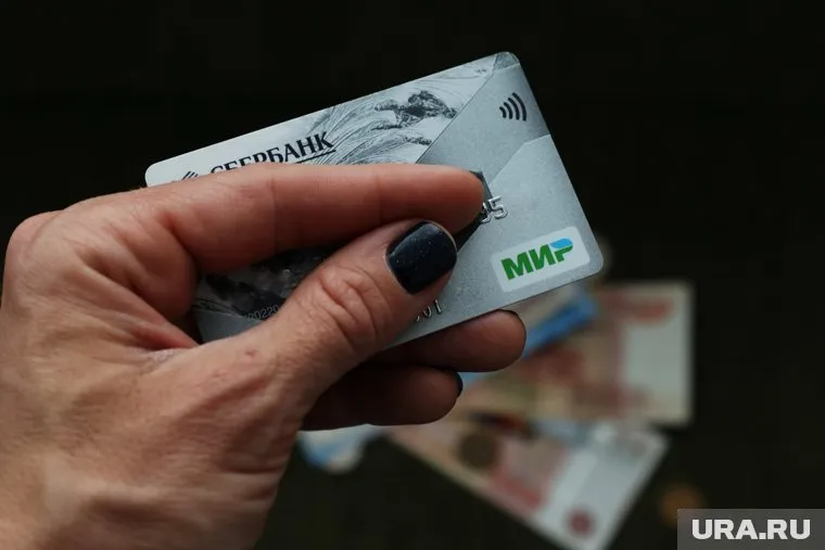 Банки РФ обязаны к 25 апреля ввести оплату для карты «Мир» через QR-код
