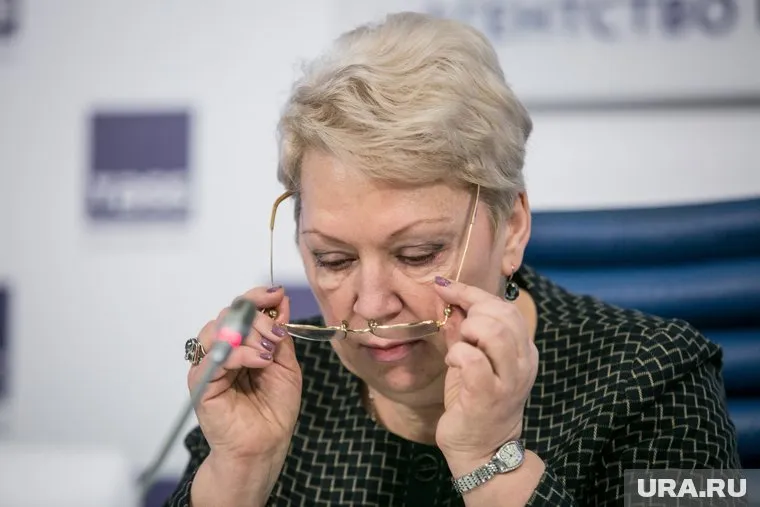 Нынешняя система, когда школы подчиняются муниципальным властям, неэффективна, считает Васильева