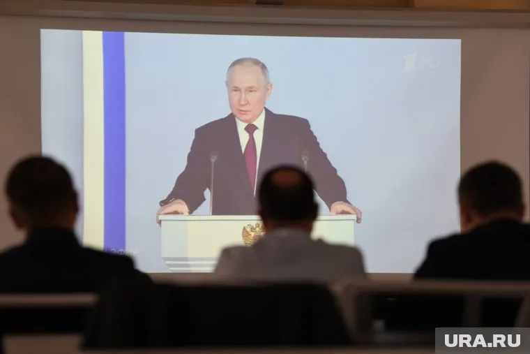 КПРФ изучит досье депутата, слушавшего Путина с лапшой на ушах