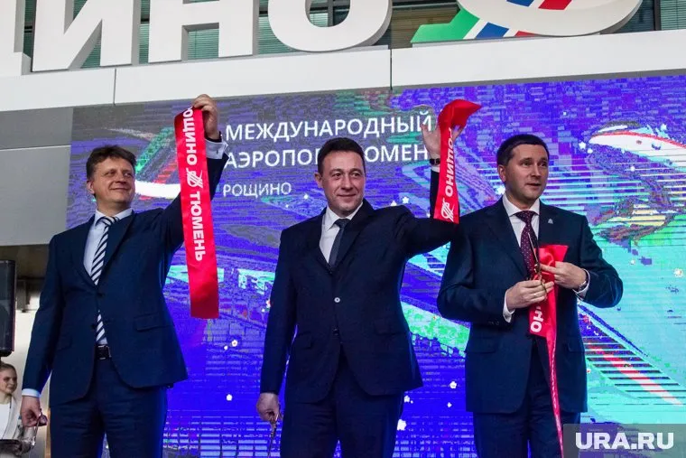 Каждый из випов хотел получить ленточку с надписью "Рощино Тюмень"