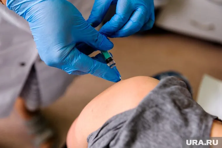 Александр Чепурнов отметила, что побочный эффектов практически не имеет вакцина «КовиВак»