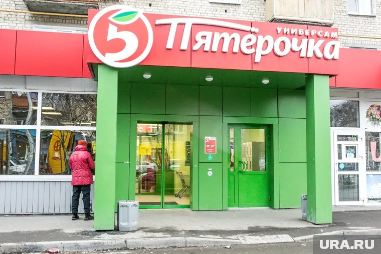 Магазин нарушил законодательство, разместив рекламу алкоголя у дверей