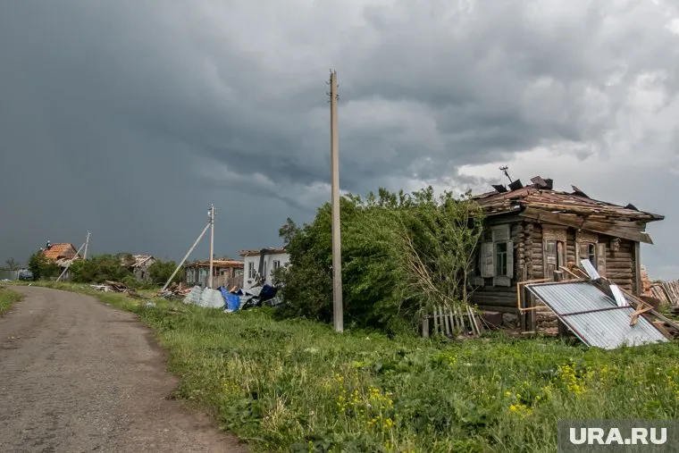 Вихрь повредил крыши домов (архивное фото)