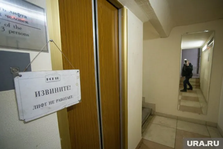 В Первоуральске в травмпункт на второй этаж пенсионерам попасть на лифте невозможно