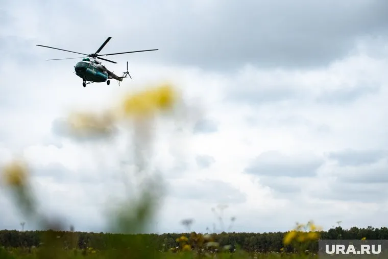 Мэру Ханты-Мансийского района Кириллу Минулину пришлось арендовать вертолет, чтобы доставить продукты в Согом (архивное фото)