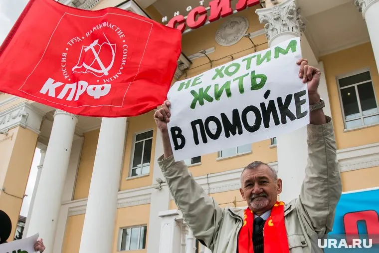 Сергей Еремин даже не совершил попыток помешать референдуму, занимаясь микроакцией протеста