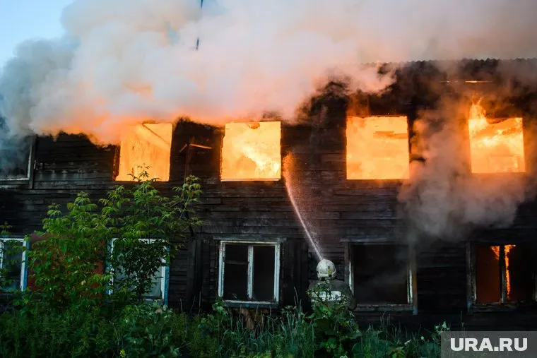 В поселке Солнечном загорелся двухэтажный жилой дом