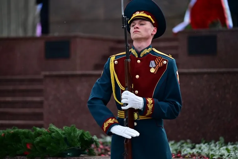 Церемония возложения цветов к монументу «Героям фронта и тыла» в центральном квартале городской эспланады. Пермь