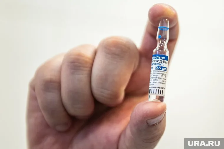 Вакцина набирается из ампулы в шприц со специальной насадкой (архивное фото)