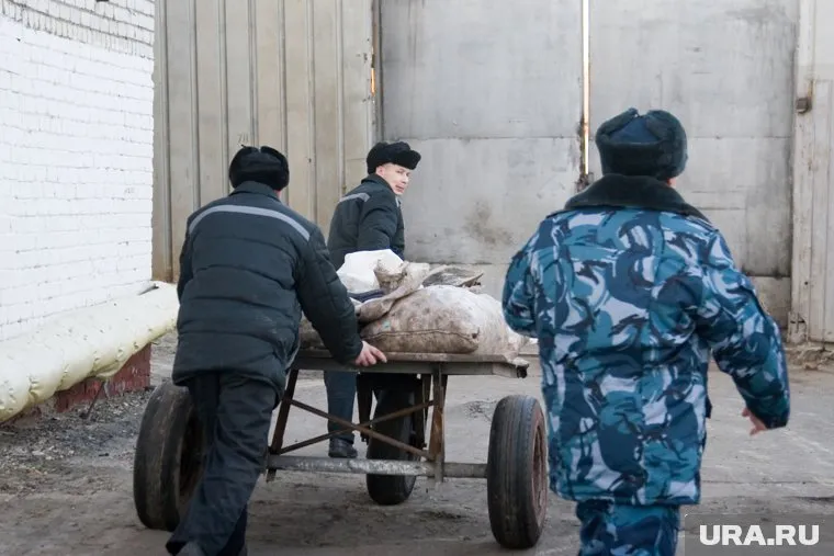 Процедура общения с правозащитниками называется анонимной: охрана не слышит, что говорит арестант, но видит, кто и как ведет разговор