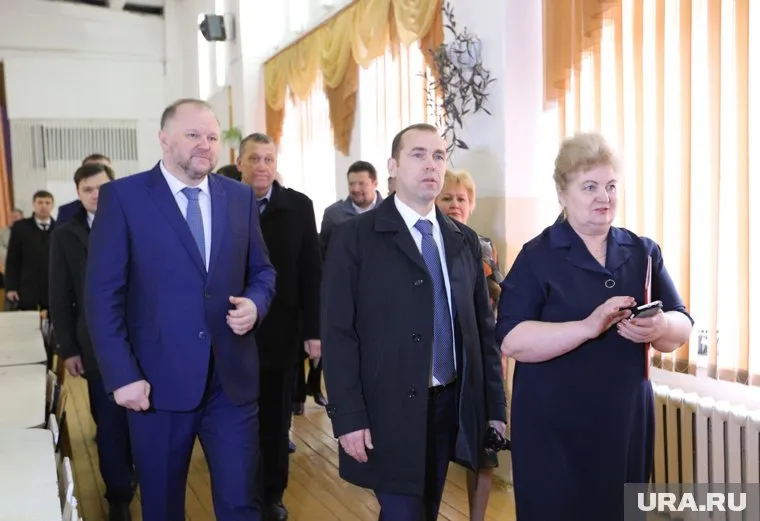 Николай Цуканов (слева) посетил далматовскую школу №2 в апреле и пообещал вернуться