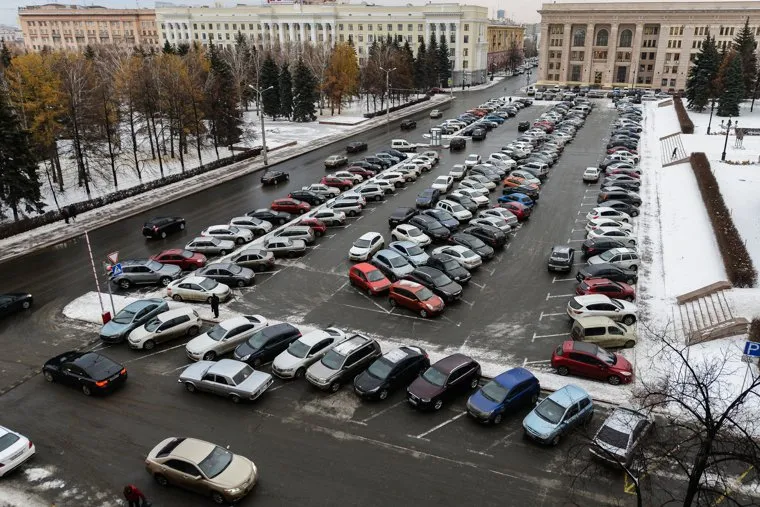 Аппаратное совещание  у главы города. Челябинск, театральная площадь, парковка