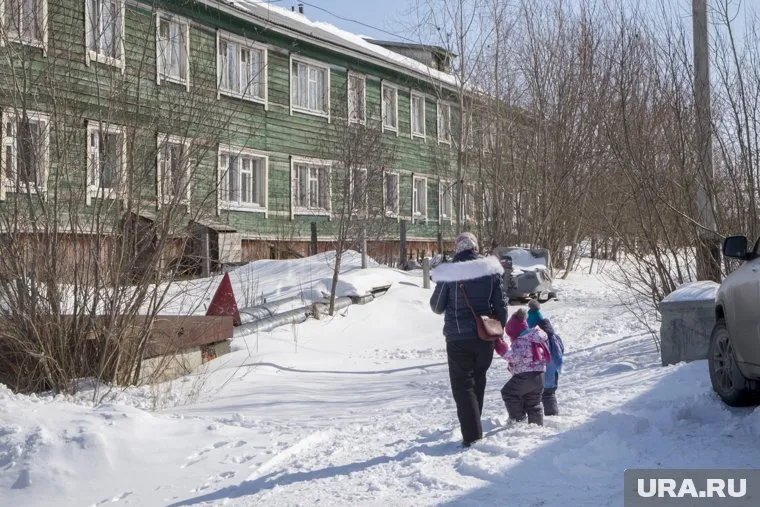 У семьи хватило денег только на квартиру в деревянном доме