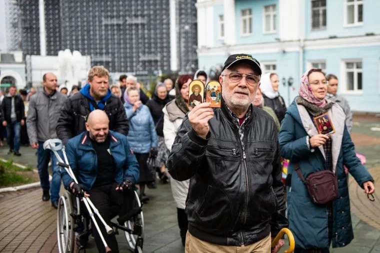 Сторонники схиигумена Сергия около здания Екатеринбургской митрополии. Екатеринбург