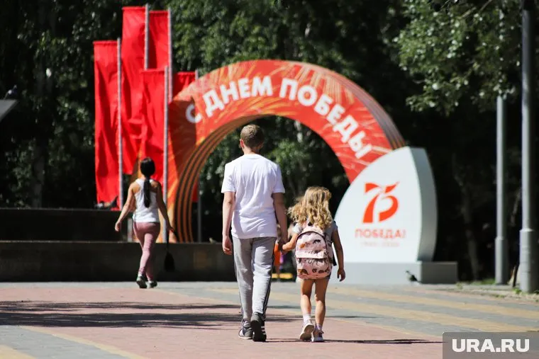 Горожане переживают за тех детей, чьи родители не знают про опасное состояние памятника
