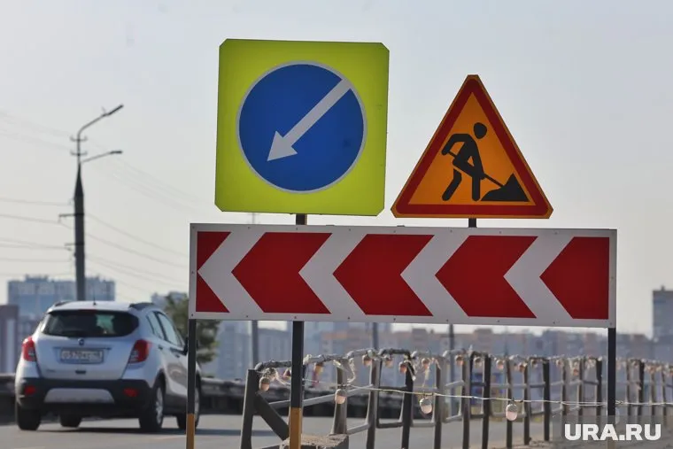 Курганские водители объезжают ремонтируемый участок по тротуару (архивное фото)