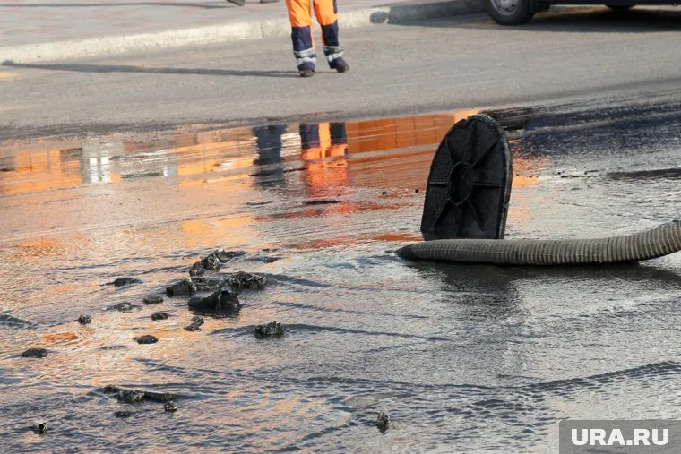 Отходы из переполненных септиков пошли через верх (архивное фото)