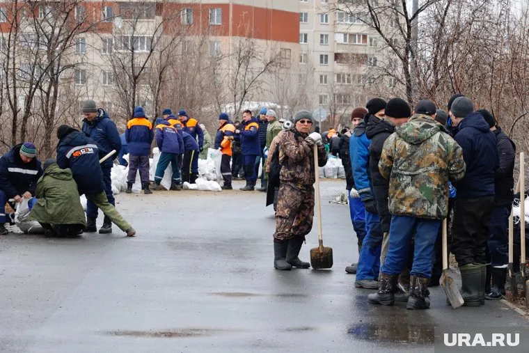 Курганские волонтеры привезли питание для тех, кто укрепляет городскую дамбу