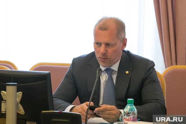 Десятки километров пленки и сотни мешков с песком пустят на защиту дамб во время паводка в Тюмени