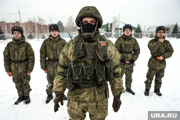 На одного штурмовика должно приходится 10 человек из службы обеспечения, сказал Олег Иванников