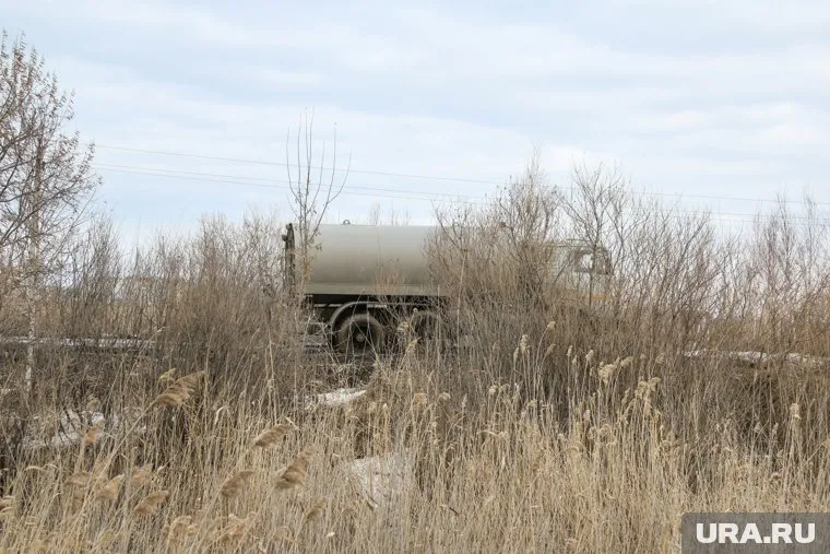В Курганской области ассенизаторские машины сливают жидкие отходы в лесное озеро