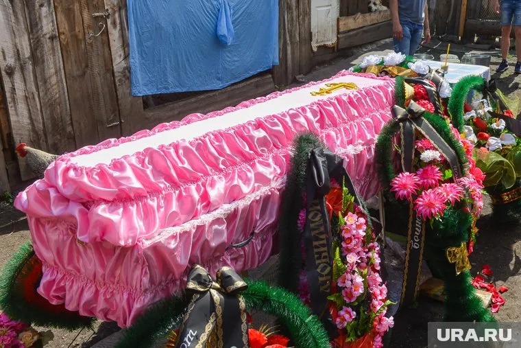 В Верхнечусовских Городках прошли похороны 6-летней девочки, которую искали три дня