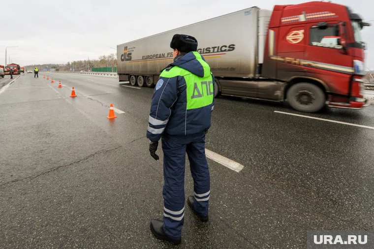 Сотрудники Госавтоинспекции оказывают помощь водителям съехавших в кювет фур