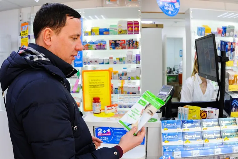 Депутат челябинской городской Александр Галкин проверяет наличие медицинских масок в аптеках. Челябинск
