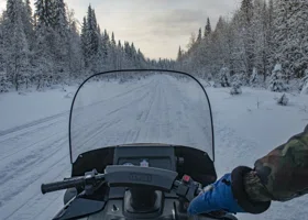 В ЯНАО ищут трех человек, пропавших на снегоходах