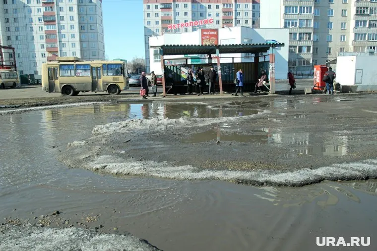 На улице Кольцевой у машин колеса полностью уходят под воду