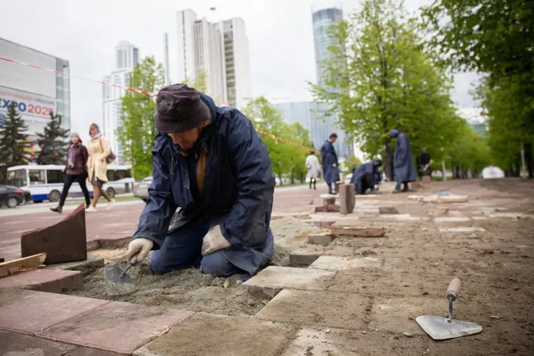 Сквер около драмтеатра после демонтажа забора. Екатеринбург
