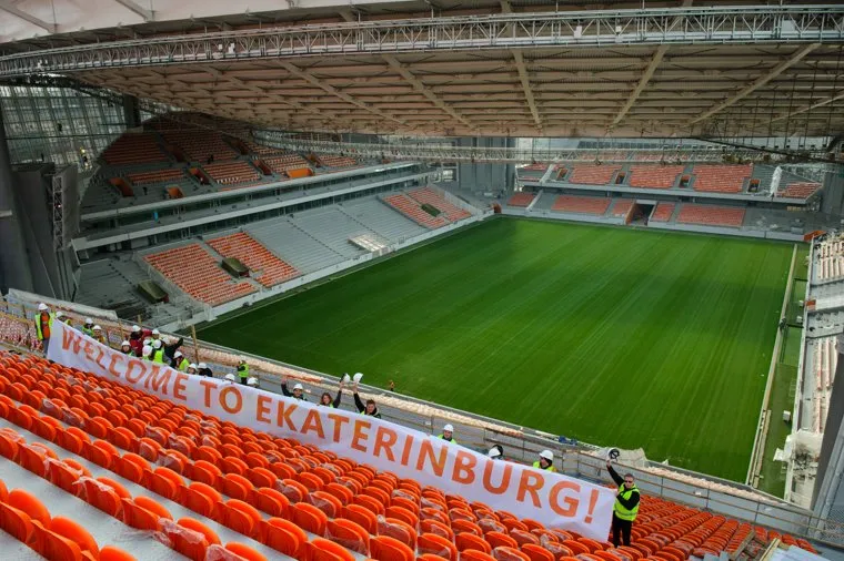 Строительство Екатеринбург-Арены, временная трибуна. Екатеринбург, футбольное поле, центральный стадион, екатеринбург-арена, временные трибуны, welcome to ekaterinburg, дополнительные трибуны