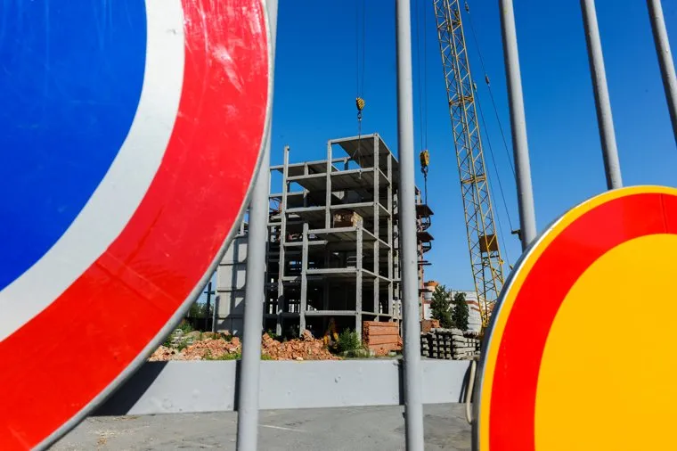 Рабочий объезд строек к саммитам ШОС и БРИКС Борисом Дубровским. Челябинск, дорожные знаки, строящееся здание, стройка на улице васенко