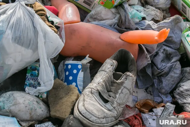 Земля близ полигона вся засыпана мусором