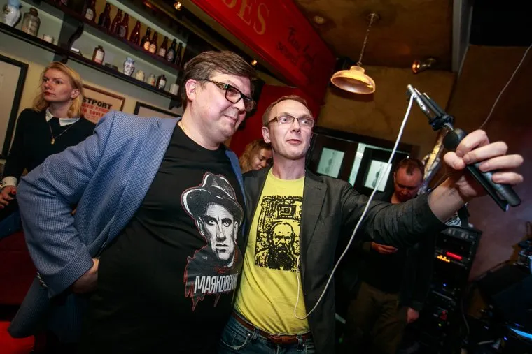 Дискуссионный клуб Дмитрия Гусева "WTF?-3", посвященный реновации в Москве в O`Donaghues пабе. Москва, футболка, достоевский, маяковский