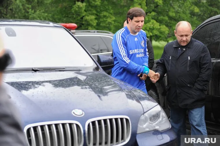 Улетевшему в Лондон Михаилу Юревичу разрешили снять часть денег со своих счетов