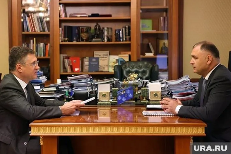 Вице-премьер РФ Александр Новак (слева) встретился с президентом Республики Южная Осетия Аланом Гаглоевым