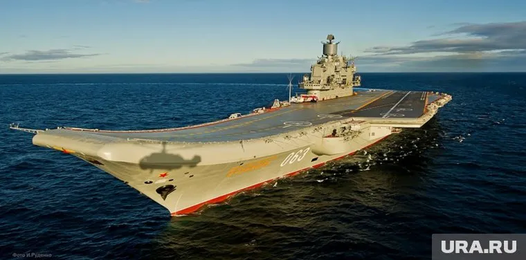 Ремонтировать авианосец будут после обрушения крана